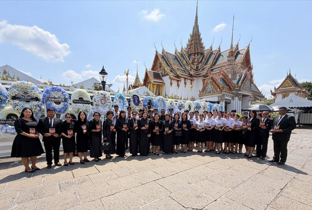 บุคลากรและนิสิตมหาวิทยาลัยราชพฤกษ์ ได้เข้ากราบสักการะพระบรมศพ