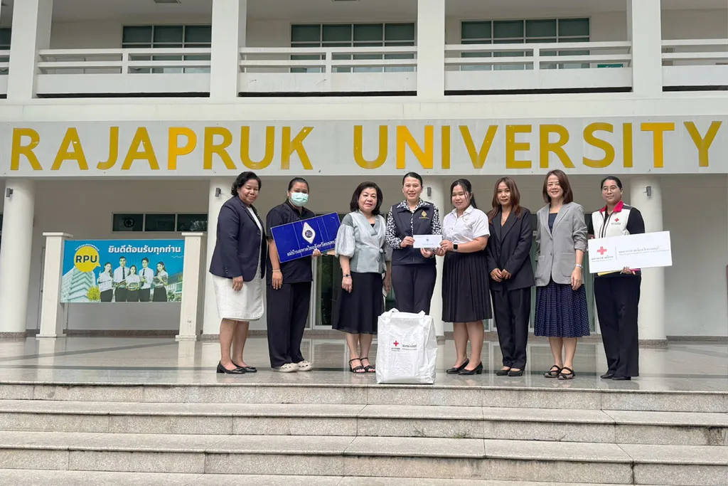 คุณจิราภรณ์ โมสิกรัตน์ นายกเหล่ากาชาดจังหวัดนนทบุรี เยี่ยมนิสิตทุนมูลนิธิร่วมจิตน้อมเกล้า ฯ